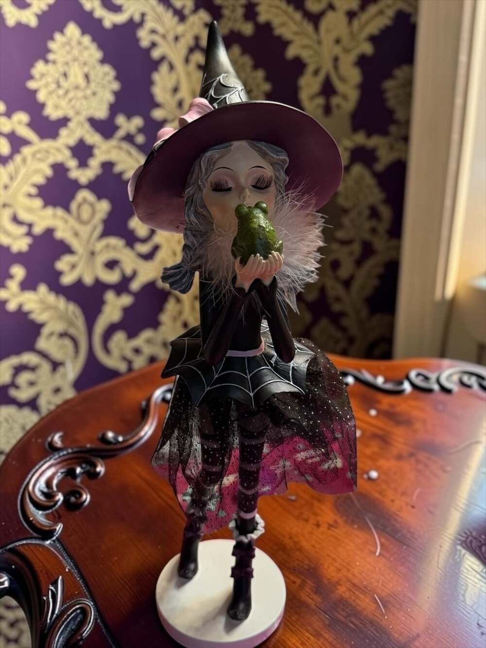 🖤New Bella Lux Kissing Frog Halloween Witch Figure